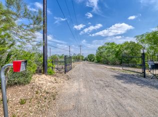 433 Mills Ln, Uvalde, TX 78801