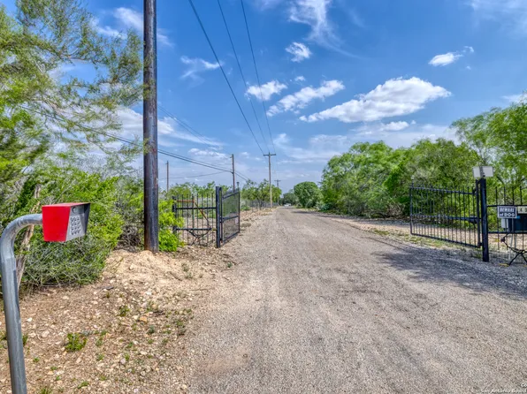 433 Mills Ln, Uvalde, TX 78801