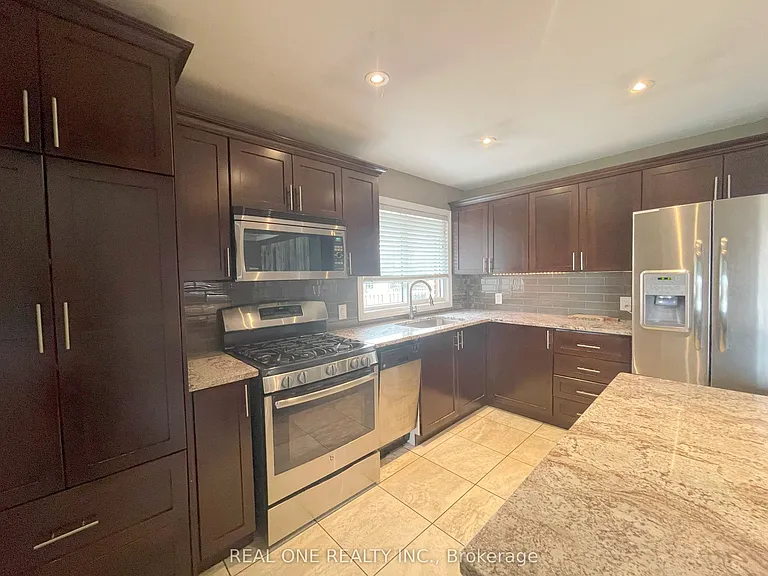 138 Welbourn Dr #UPPER — Photo 5
