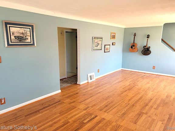 3rd image of 22703 Ridgeway St