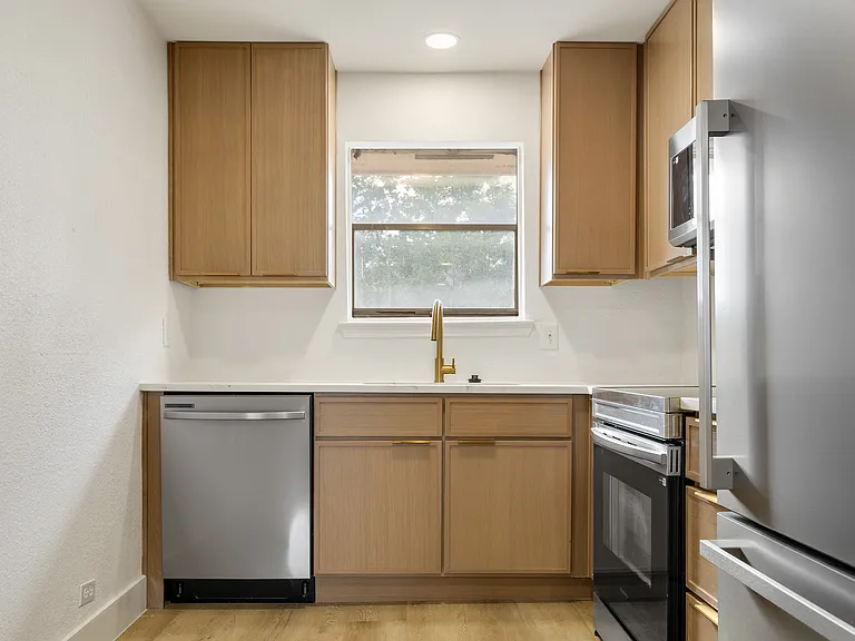 Carolina Apartments — Photo 7