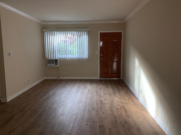 3rd image of 14041 Moorpark St APT 3
