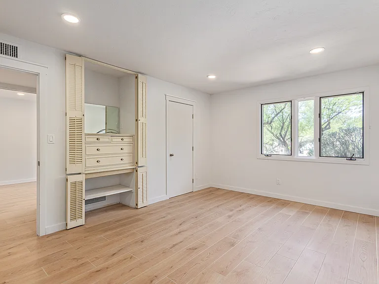 SPACIOUS WITH A WALK-IN CLOSET AND NATURAL LIGHT