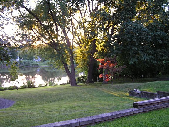 lower driveway to River