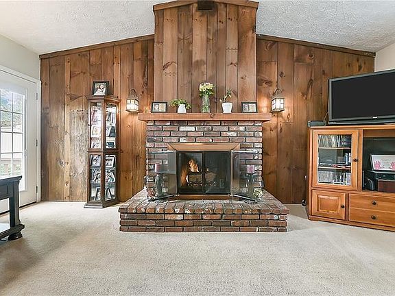 3rd image of 211 Cottonwood Dr