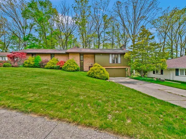 8309 Pin Oak Dr, Parma, OH 44130