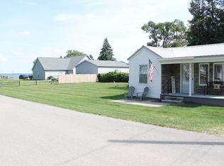 124 Pinewood Rd, Houghton Lake, MI 48629