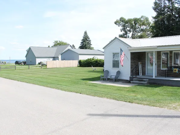 124 Pinewood Rd, Houghton Lake, MI 48629