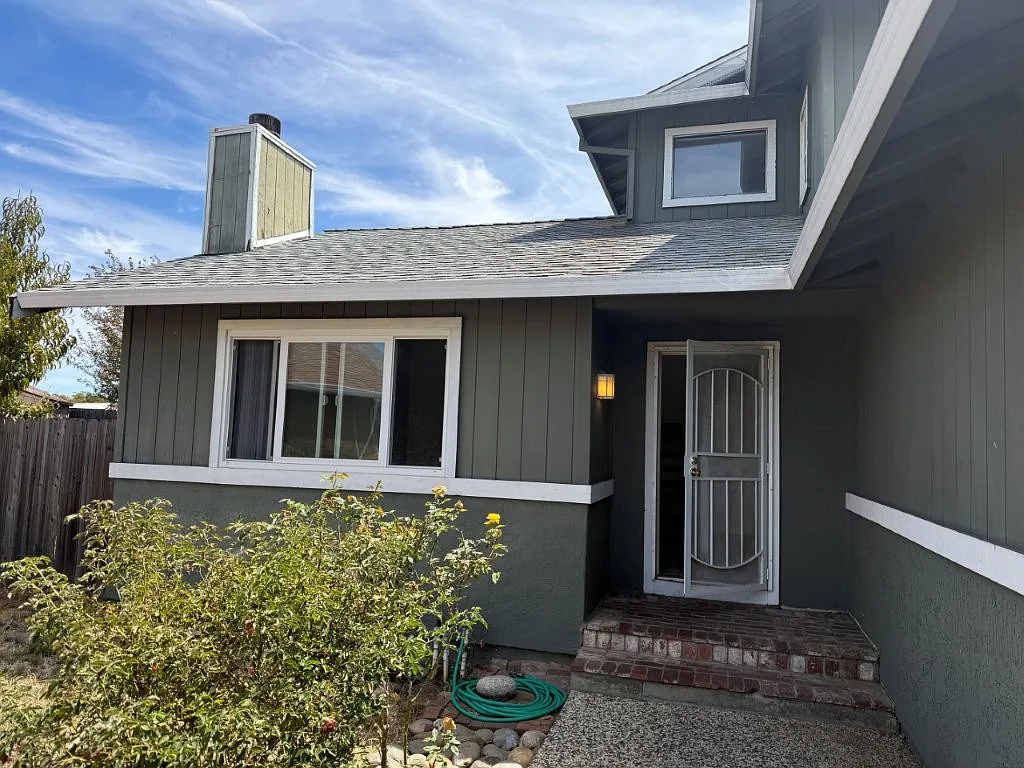 4 bed, 2.5 bath, 1800 sqft, $2,950 — Photo 2