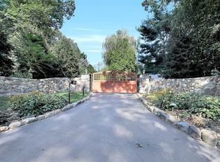 360 Woodbury Rd, Cold Spring Harbor, NY 11724