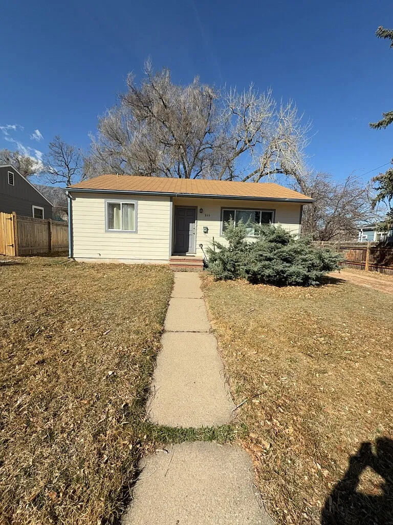 3 bed, 1.0 bath, 1032 sqft, $2,500 — Photo 2