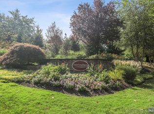 4 Cliff Dr, Englewood, NJ 07631