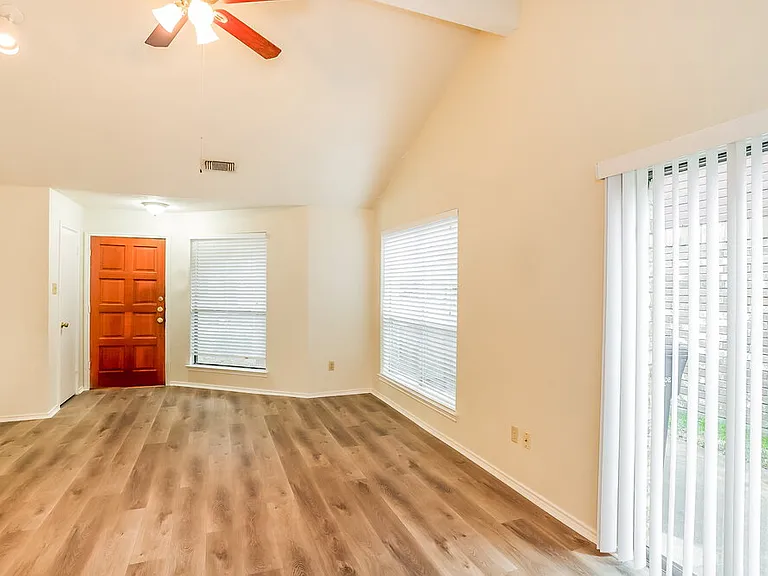 1525 Miller Ave — Photo 4
