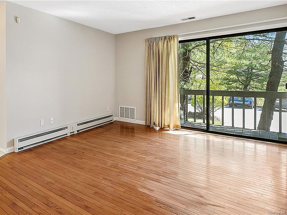 1st image of 11 Overlook Cmns #11