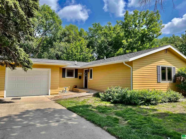 401 Prentis Ave, Vermillion, SD 57069