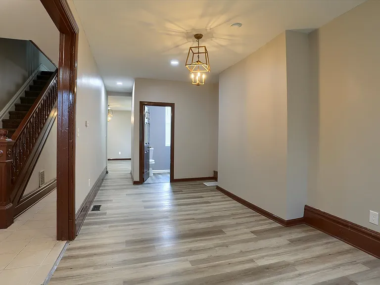 2122 Jefferson St — Photo 16