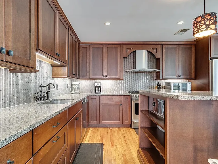 2066 Carr Ave — Photo 10