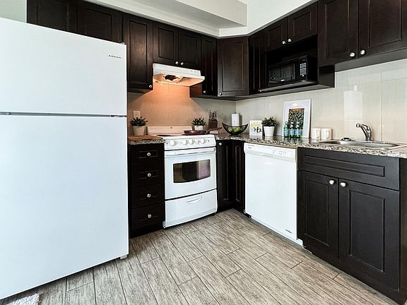 5th image of 228 Albert St #Penthouse 06