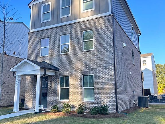 3rd image of 2640 Whistler Way NE