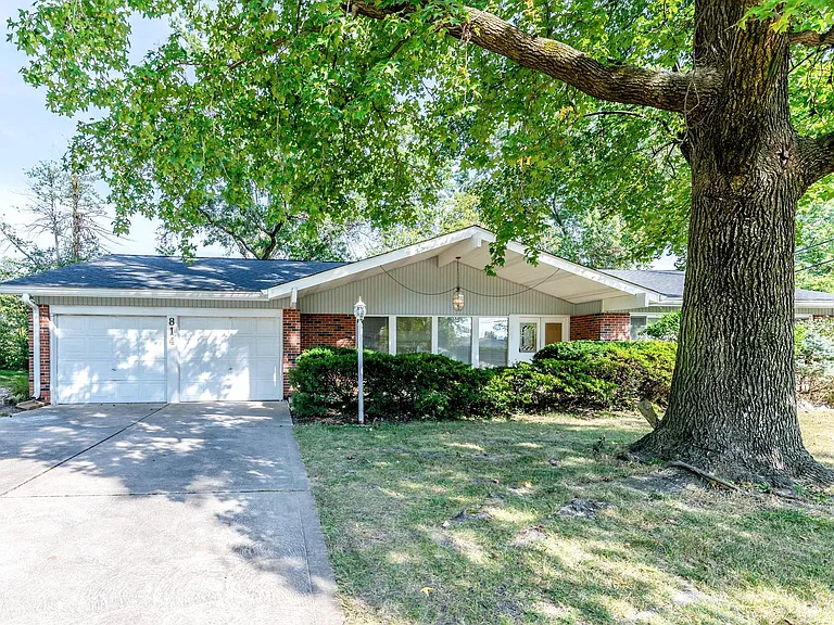 814 Fernview Dr — Photo 2