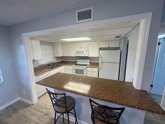 3rd image of 216 Glenview Blvd APT 203