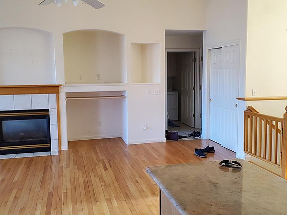 Living room, laundry, garage and master entrances to right.