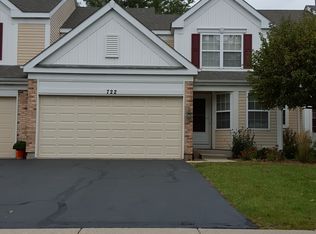 722 Savannah Ln, Crystal Lake, IL 60014
