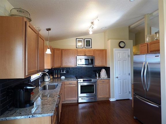 3rd image of 9604 E Heroy Ave