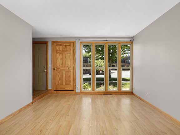 4th image of 6425 Barrie Rd