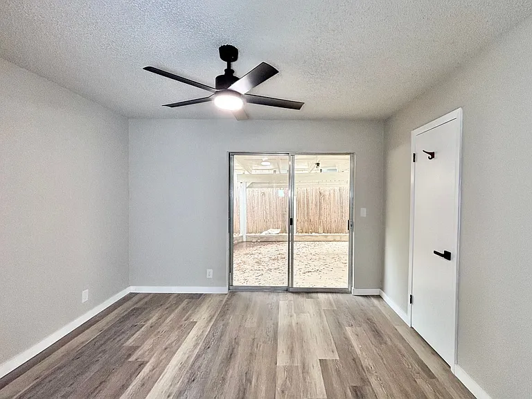 5202 Metcalf — Photo 23