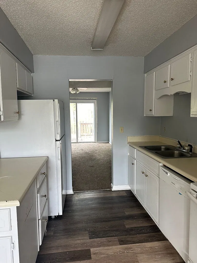 3 bed, 2.5 bath, 1428 sqft, $1,550 — Photo 3