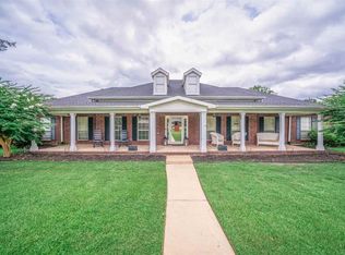 302 Woodbine Pl, White Oak, TX 75693