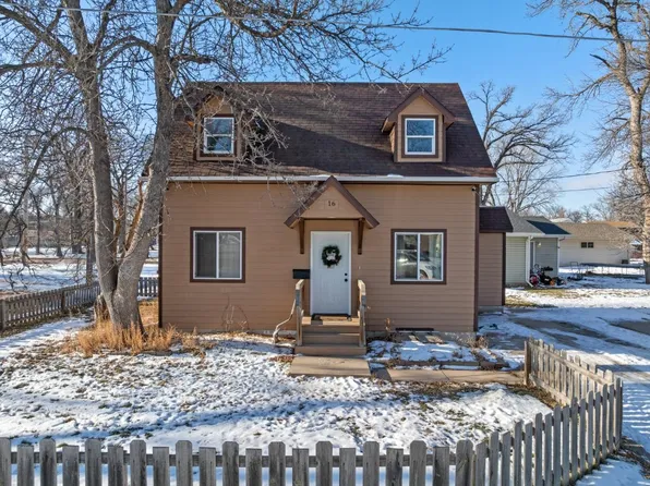 16 15th St SE, Minot, ND 58701