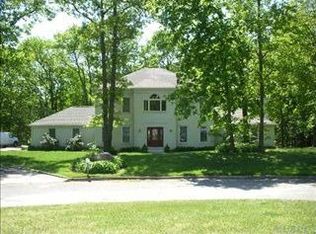 7 Crooked Cottage Ct, Centerport, NY 11721