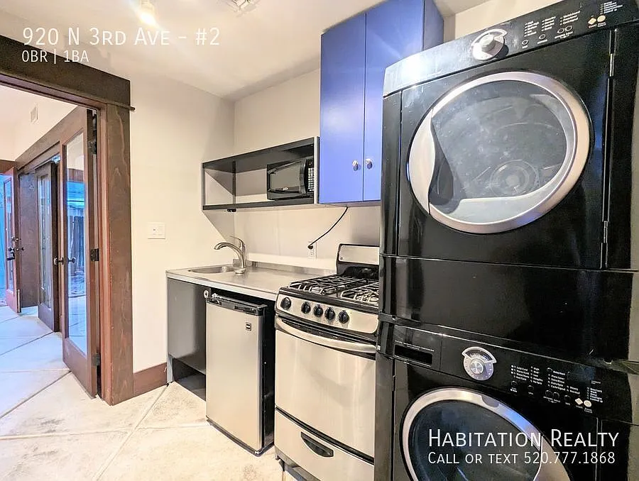 West University Area, modern Studio/1Bath, with a shared yard and parking! — Photo 1