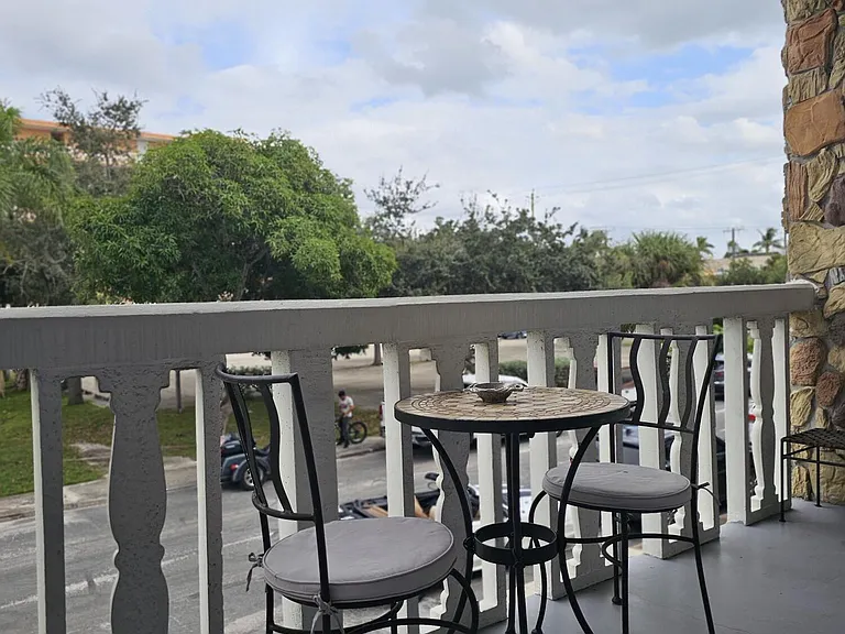 17 S Lakeside Dr #4 — Photo 3