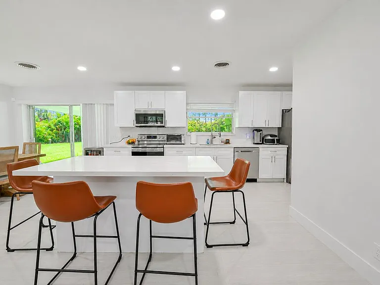 5911 SW 36th Ter — Photo 7