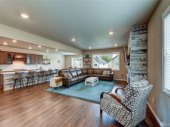 Large & Open floor plan - great for entertaining