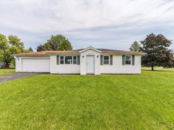 8215 Grist Mill Dr, Lyons, NY 14489