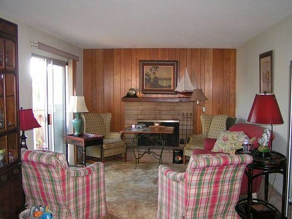 family room w/fireplace