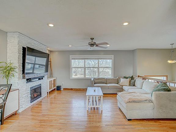 4th image of 851 Washington St