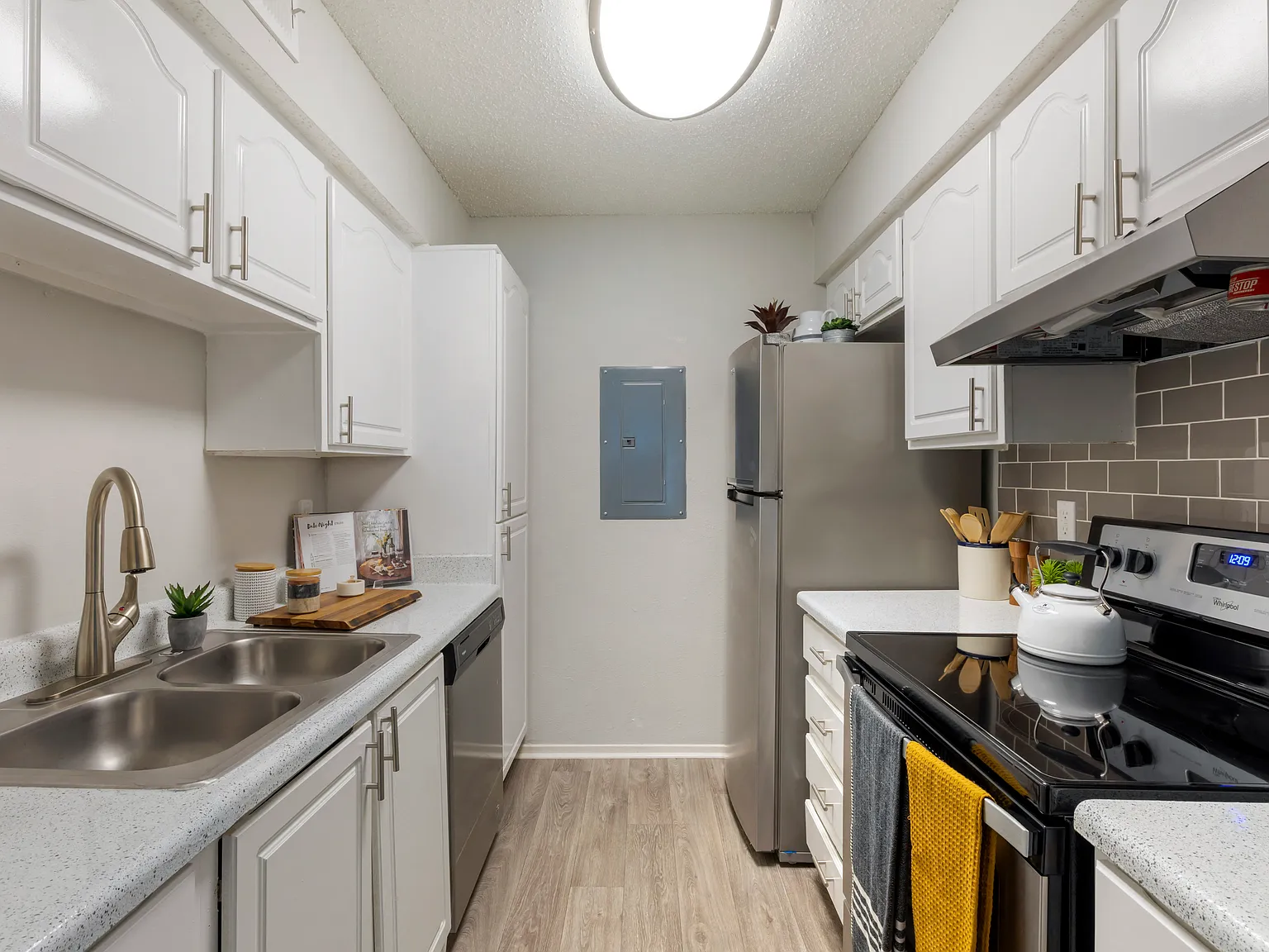 Valley Oaks Apartments — Photo 1
