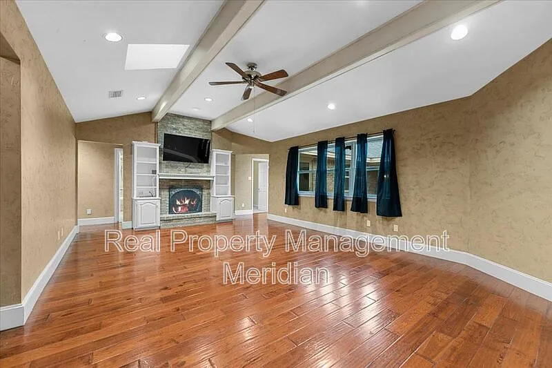 4 bed, 2.5 bath, 2528 sqft, $3,875 — Photo 3
