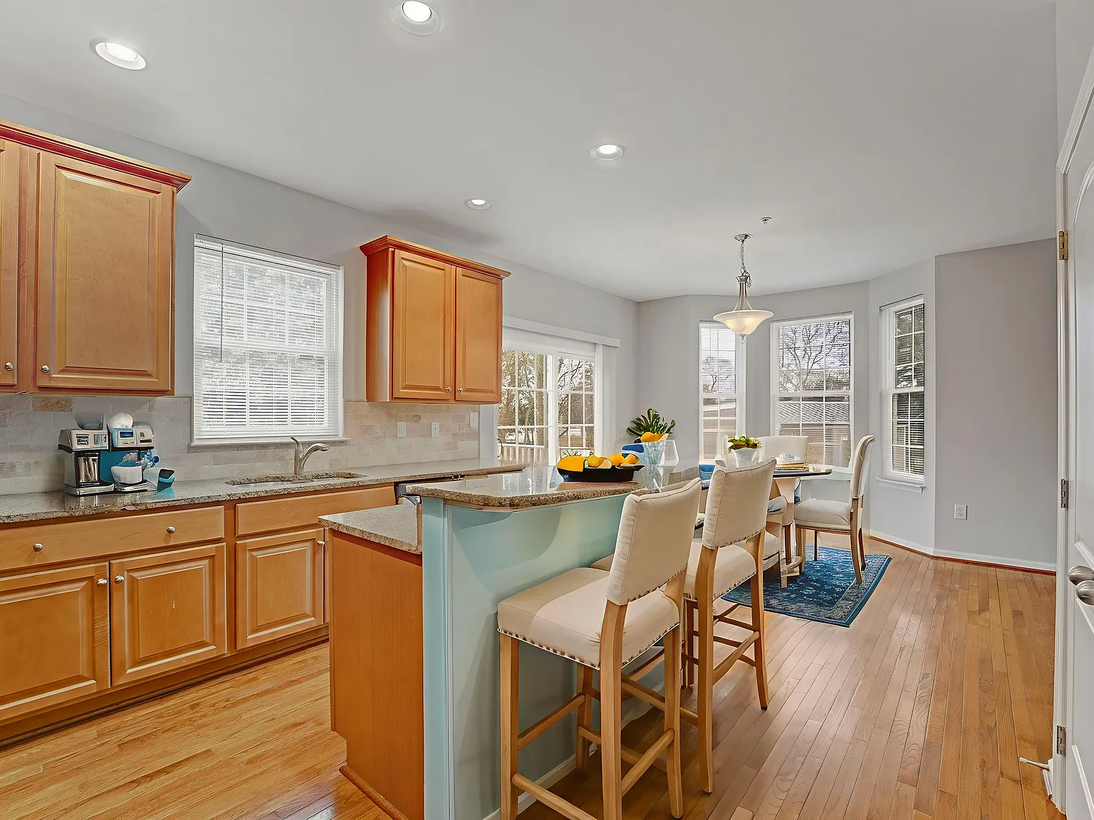 4 bed, 2.5 bath, 2520 sqft, $4,200 — Photo 2