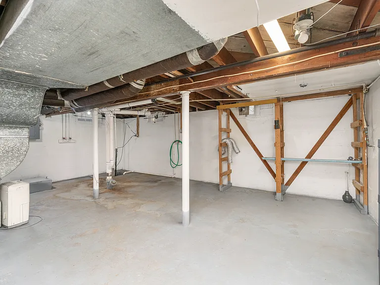 141 N Bleckley Dr — Photo 15