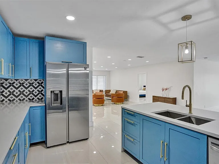 1141 N Northlake Dr — Photo 12