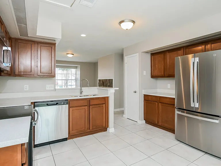305 Palmview Ct — Photo 8