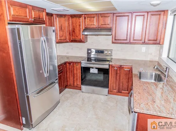 27C Larch Plz, Monroe Township, NJ 08831