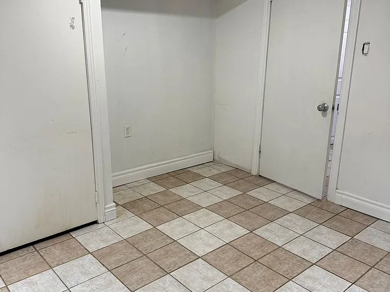 80 Vanbrugh Ave #BASEMENT — Photo 6