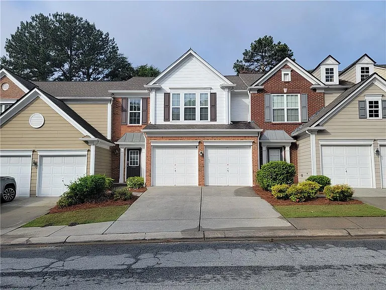 2448 Fairlie Dr — Photo 2